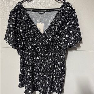 BloomChic Black and White Ruffled Flutter Sleeve Blouse